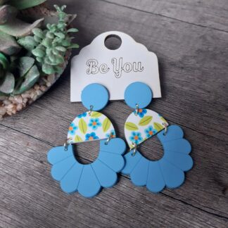 Blue Scallop with flower detail