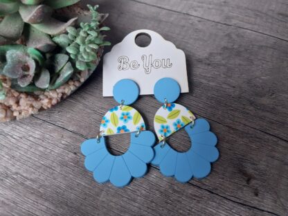 Blue Scallop with flower detail